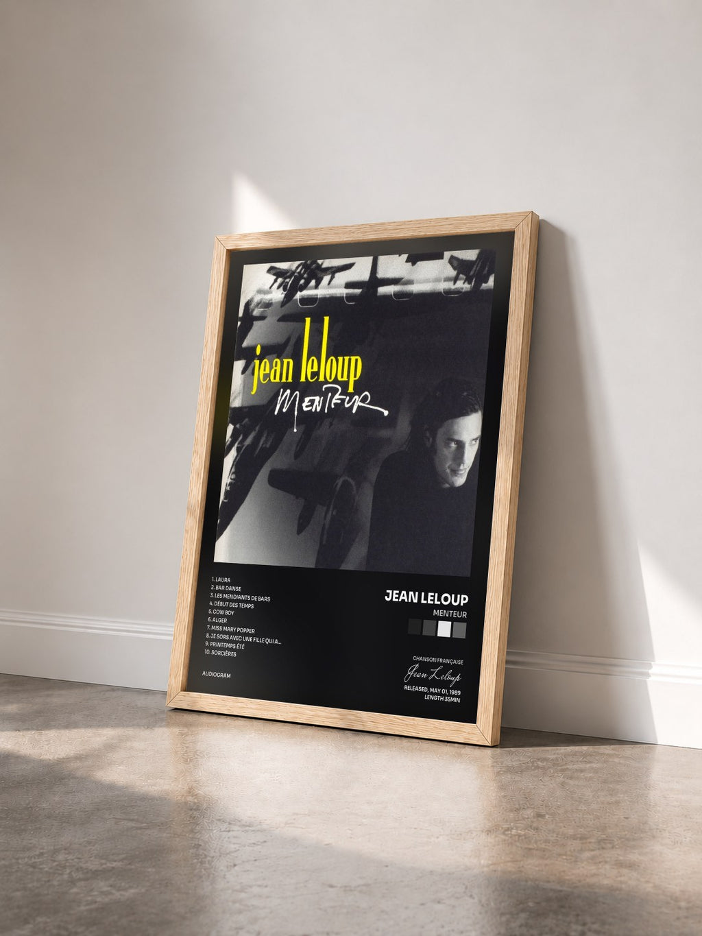 #bois Tableau de l'album Menteur de Jean Leloup vu de trois quarts, cadre en bois brut