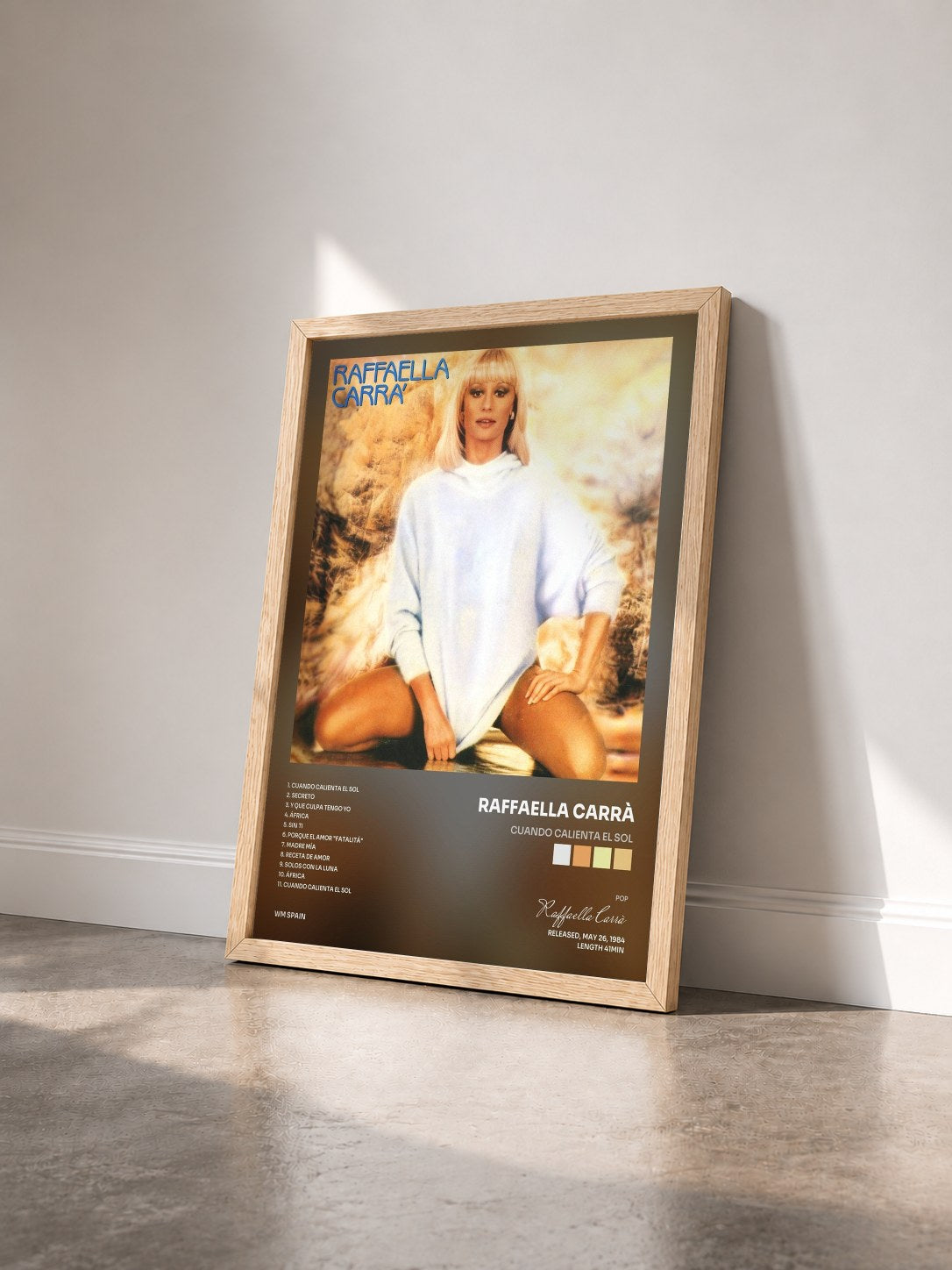 #bois Tableau de l'album Cuando calienta el sol de Raffaella Carrà vu de trois quarts, cadre en bois brut
