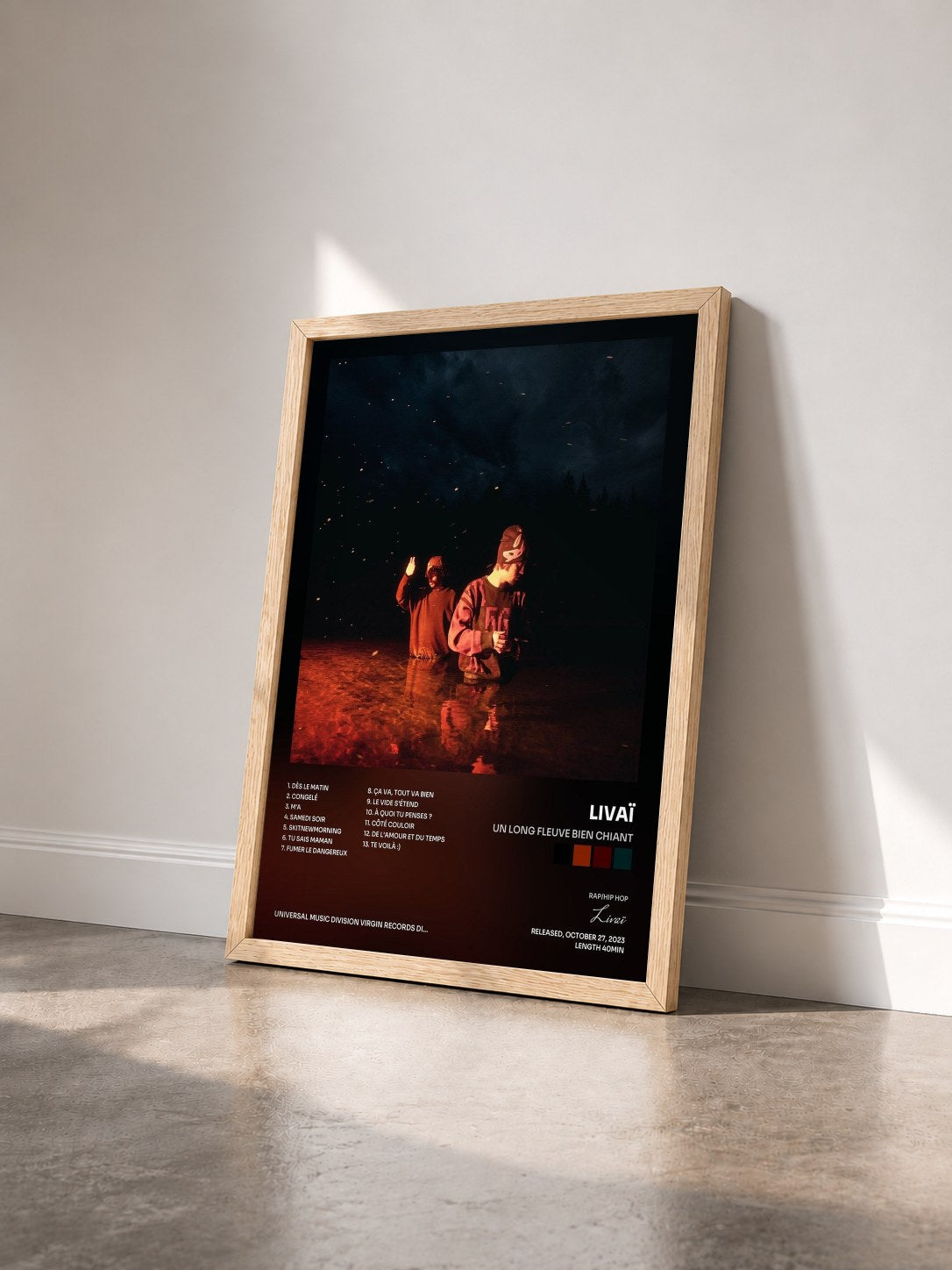 #bois Tableau de l'album un long fleuve bien chiant de Livaï vu de trois quarts, cadre en bois brut