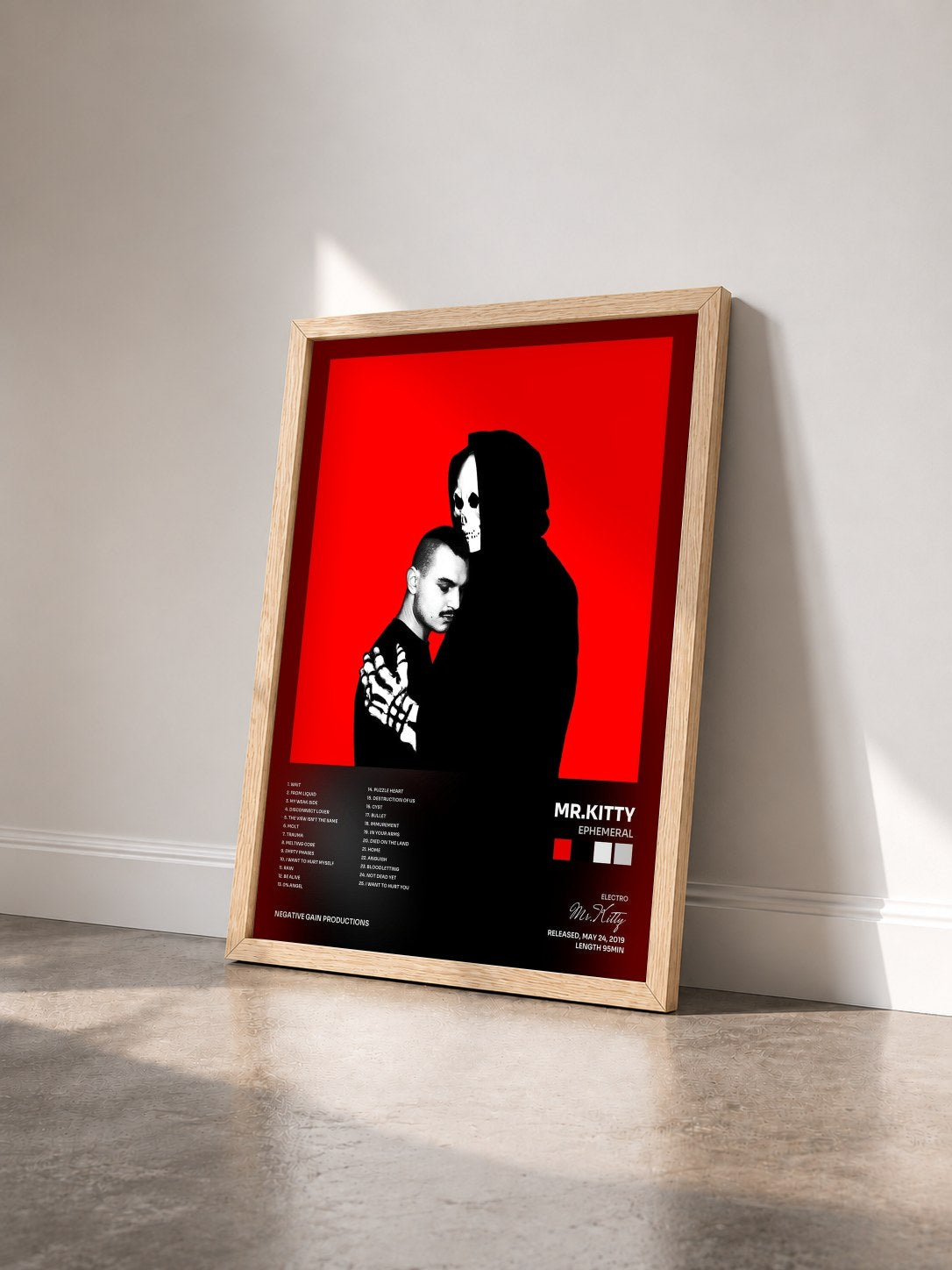 #bois Tableau de l'album Ephemeral de Mr.Kitty vu de trois quarts, cadre en bois brut