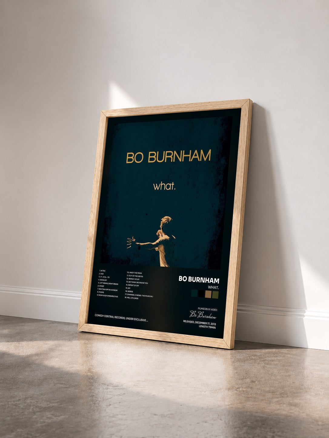 #bois Tableau de l'album What. de Bo Burnham vu de trois quarts, cadre en bois brut