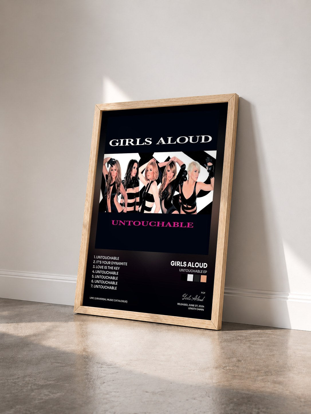 #bois Tableau de l'album Untouchable EP de Girls Aloud vu de trois quarts, cadre en bois brut