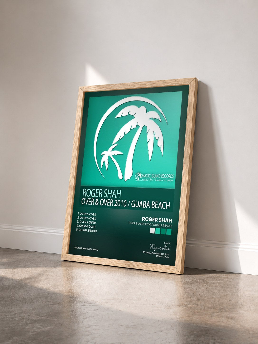 #bois Tableau de l'album Over & Over 2010 / Guaba Beach de Roger Shah vu de trois quarts, cadre en bois brut