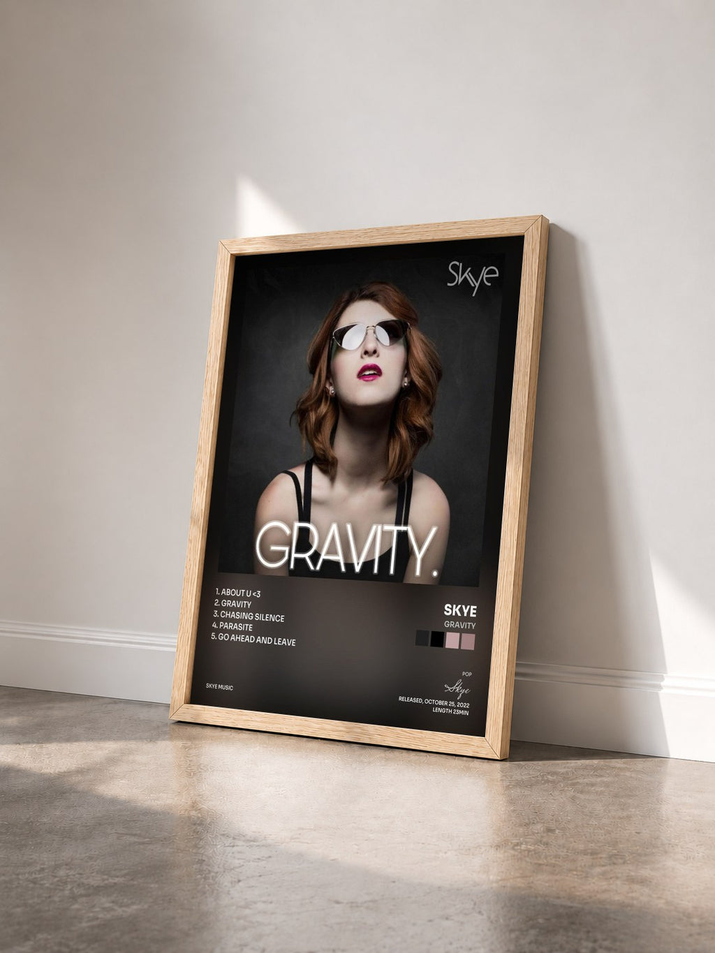 #bois Tableau de l'album Gravity de Skye vu de trois quarts, cadre en bois brut