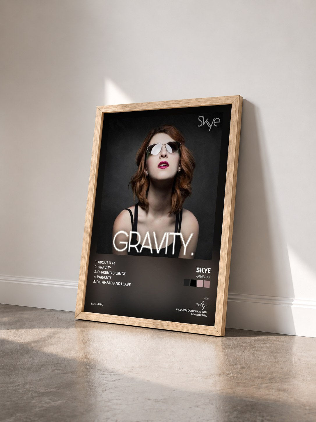 #bois Tableau de l'album Gravity de Skye vu de trois quarts, cadre en bois brut