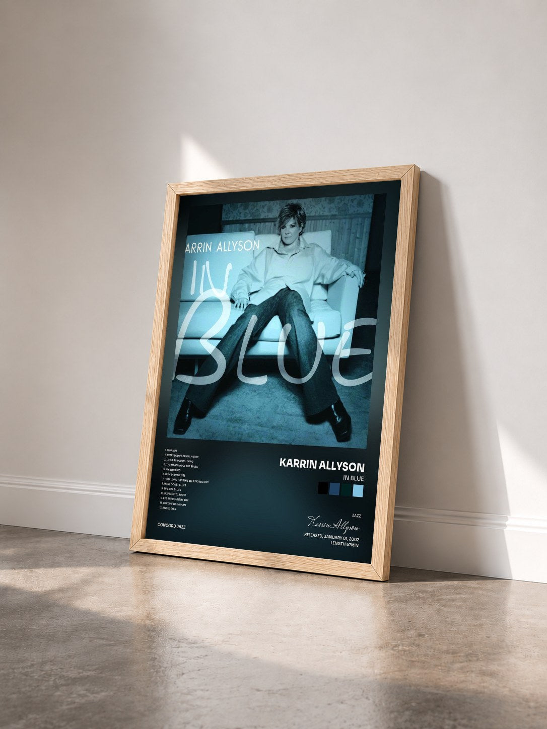 #bois Tableau de l'album In Blue de Karrin Allyson vu de trois quarts, cadre en bois brut