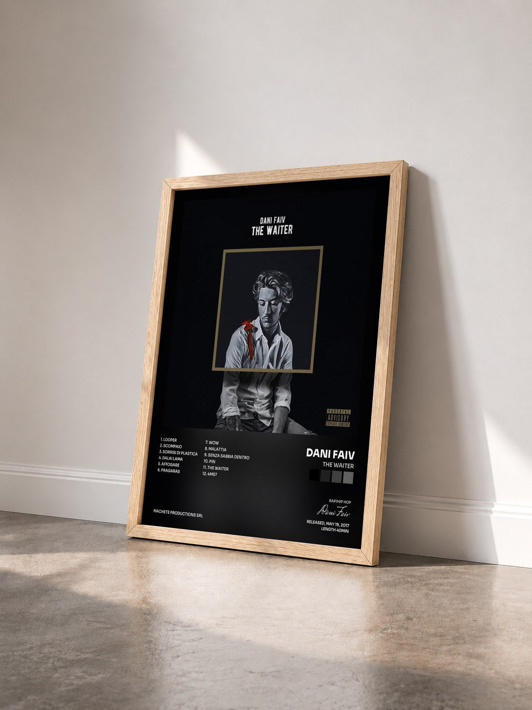 #bois Tableau de l'album The Waiter de Dani Faiv vu de trois quarts, cadre en bois brut