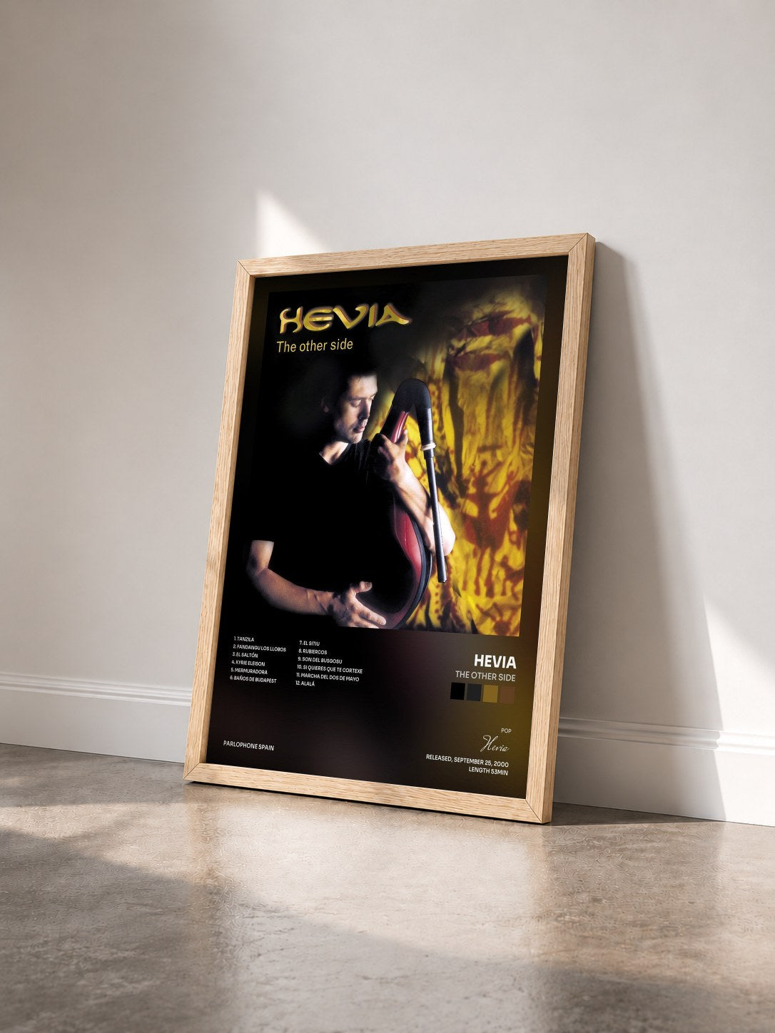 #bois Tableau de l'album The Other Side de Hevia vu de trois quarts, cadre en bois brut