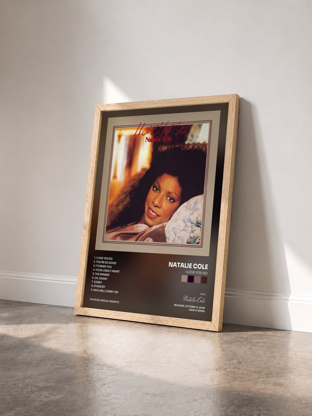 #bois Tableau de l'album I Love You So de Natalie Cole vu de trois quarts, cadre en bois brut