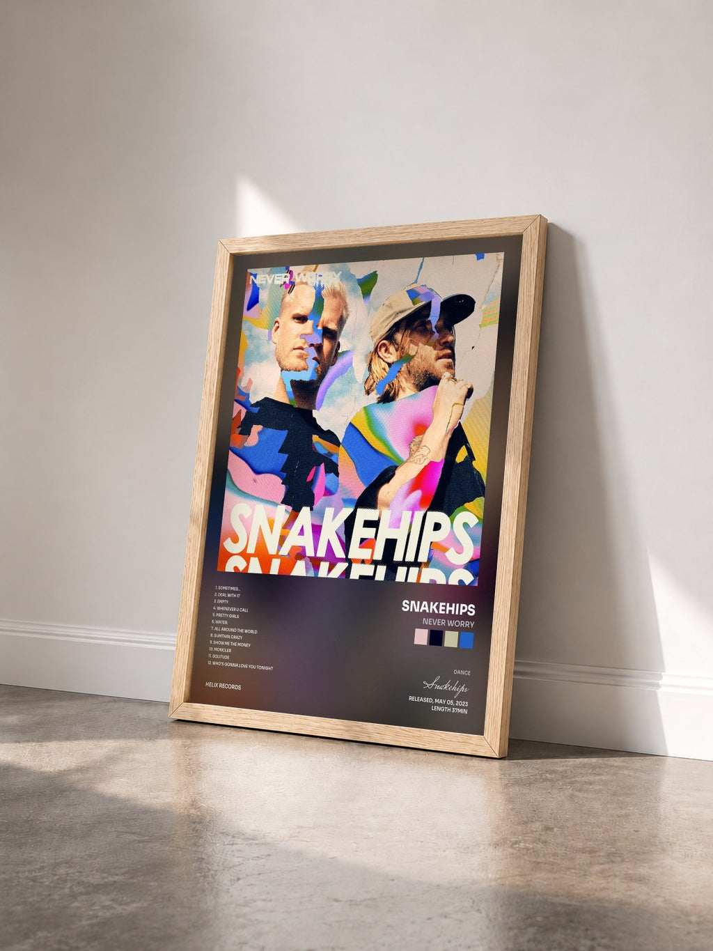 #bois Tableau de l'album never worry de Snakehips vu de trois quarts, cadre en bois brut