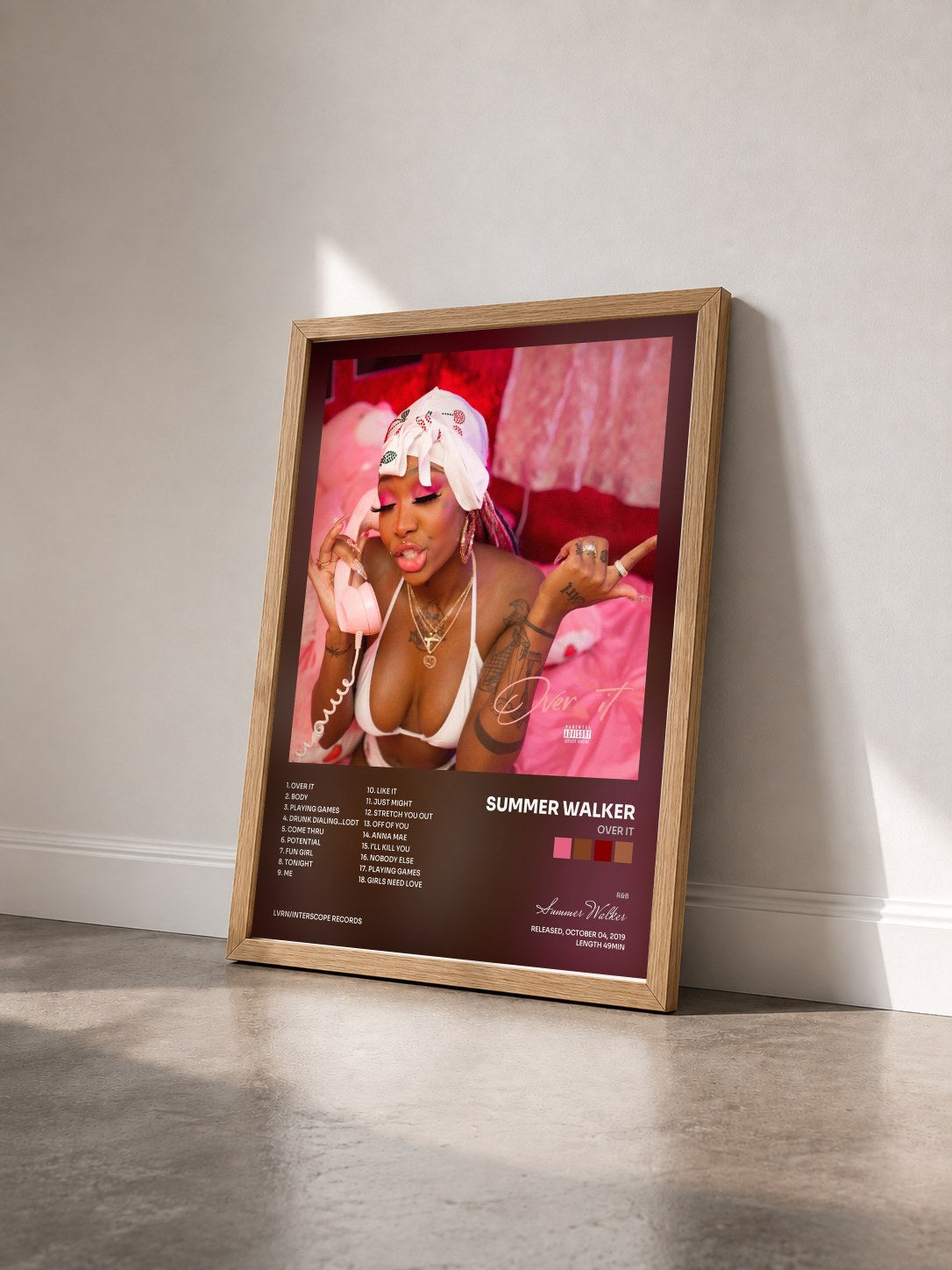 #bois Tableau de l'album Over It de Summer Walker vu de trois quarts, cadre en bois brut