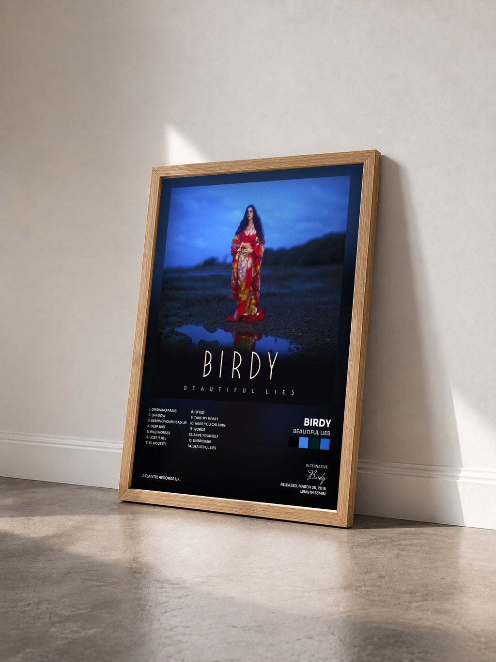 #bois Tableau de l'album Beautiful Lies de Birdy vu de trois quarts, cadre en bois brut