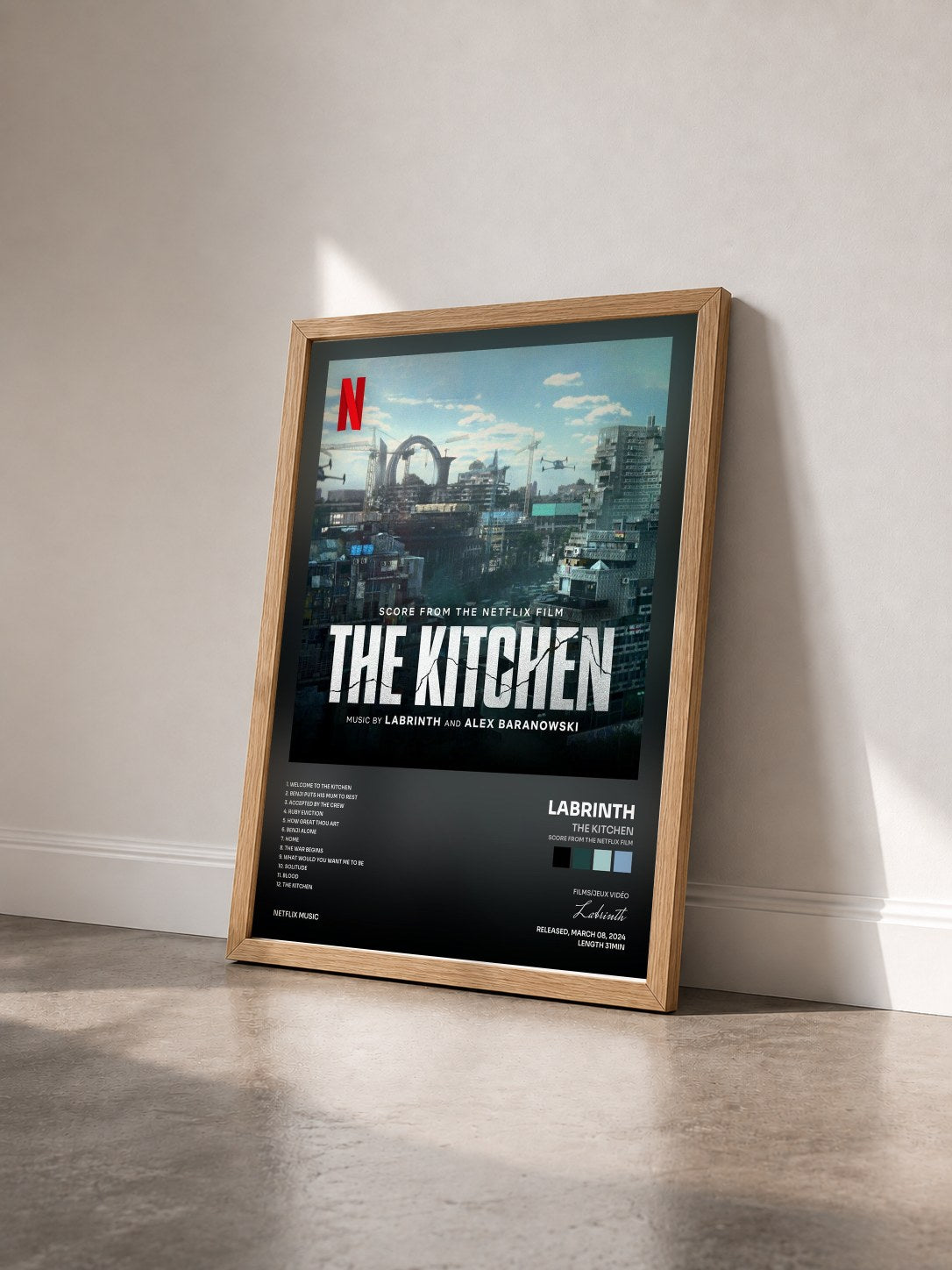 #bois Tableau de l'album The Kitchen (Score from the Netflix Film) de Labrinth vu de trois quarts, cadre en bois brut