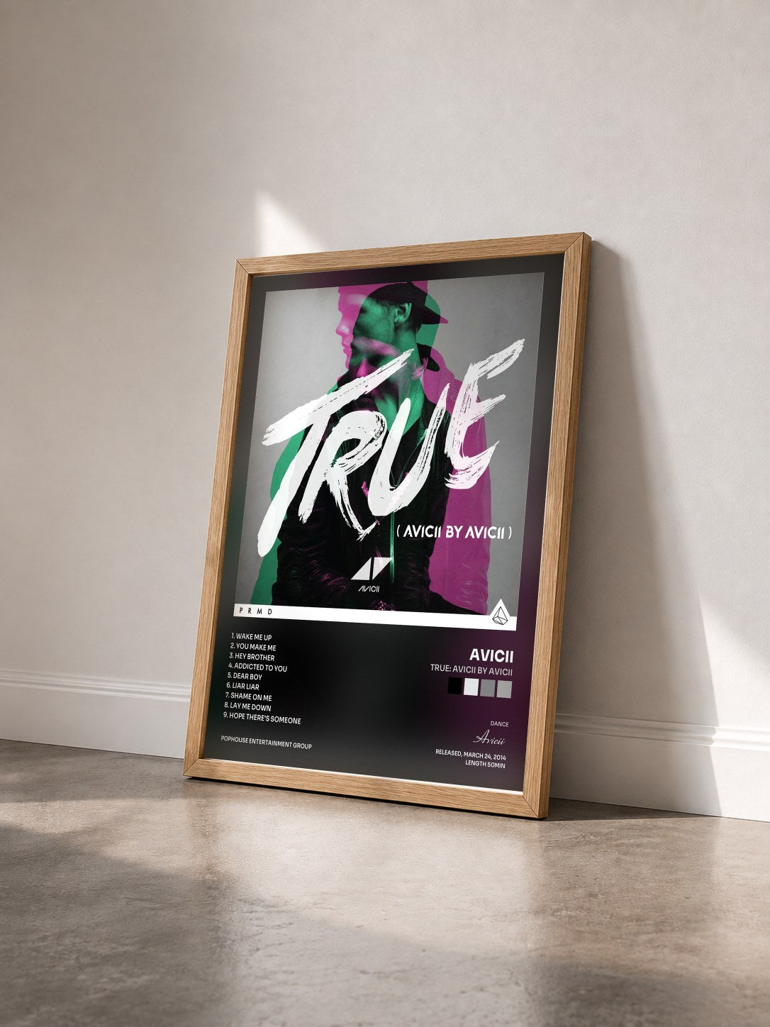 #bois Tableau de l'album True: Avicii By Avicii de Avicii vu de trois quarts, cadre en bois brut