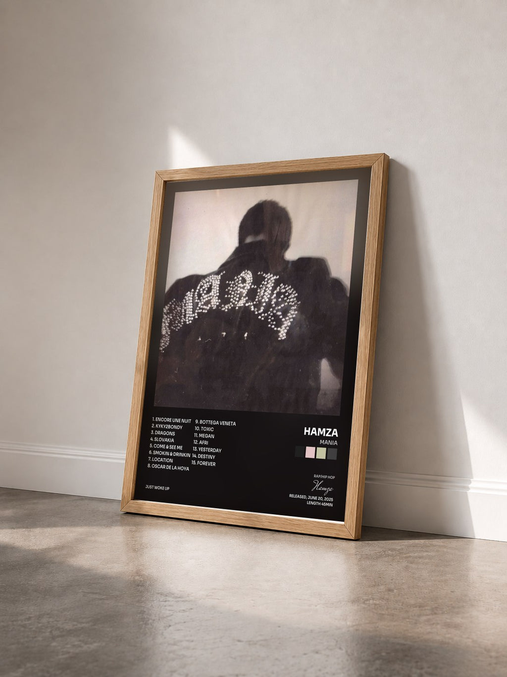 #bois Tableau de l'album MANIA de Hamza vu de trois quarts, cadre en bois brut