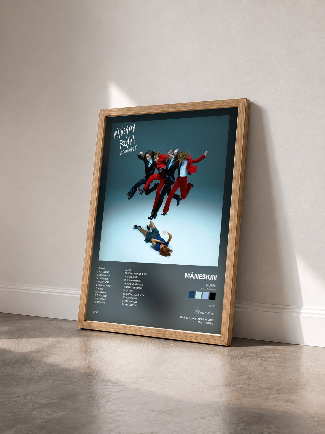 #bois Tableau de l'album RUSH! (ARE U COMING?) de Måneskin vu de trois quarts, cadre en bois brut