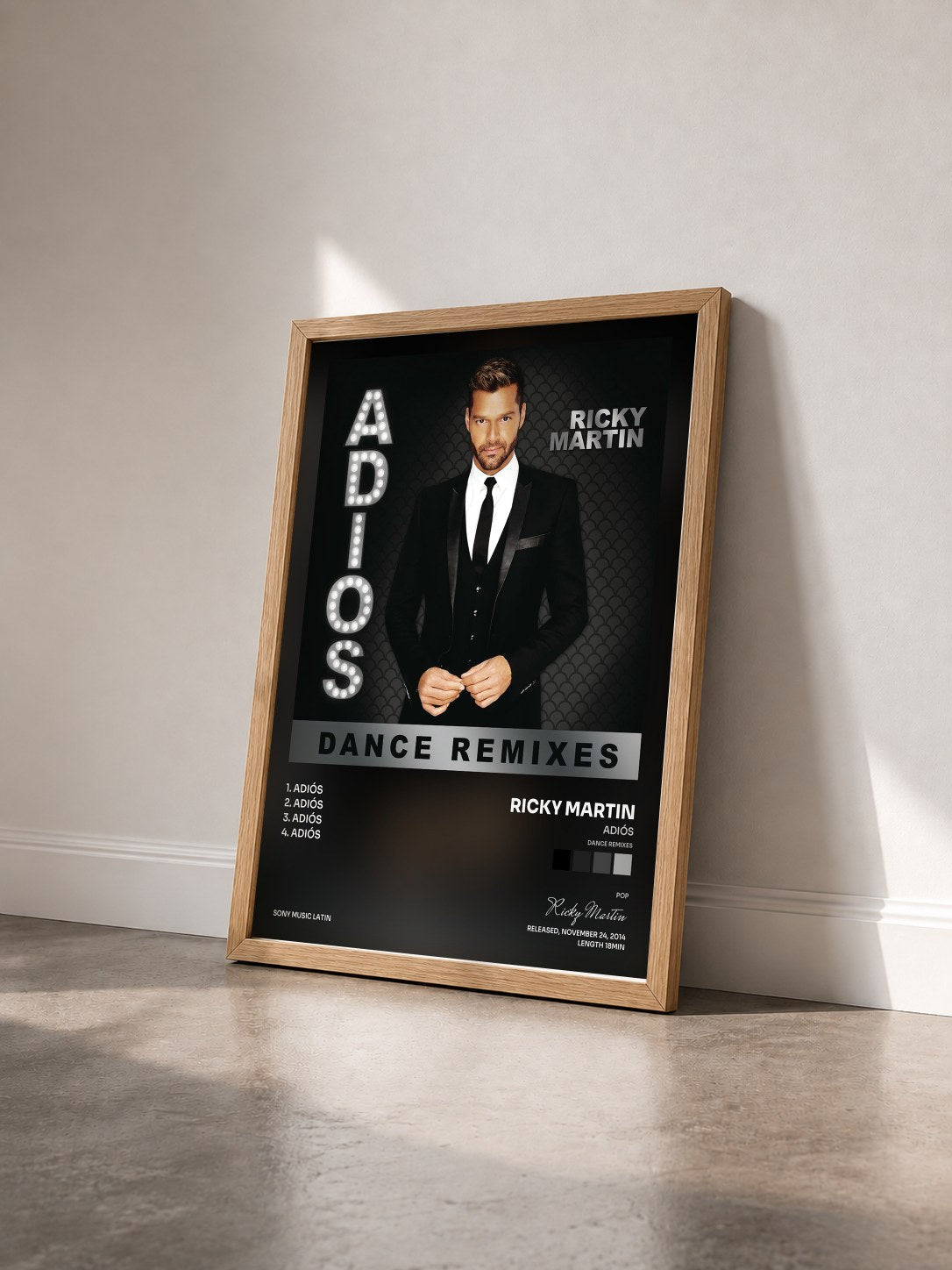#bois Tableau de l'album Adiós (Dance Remixes) de Ricky Martin vu de trois quarts, cadre en bois brut