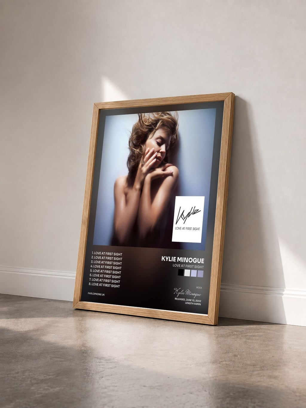 #bois Tableau de l'album Love at First Sight de Kylie Minogue vu de trois quarts, cadre en bois brut