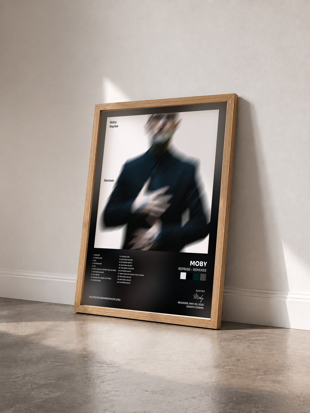 #bois Tableau de l'album Reprise - Remixes de Moby vu de trois quarts, cadre en bois brut