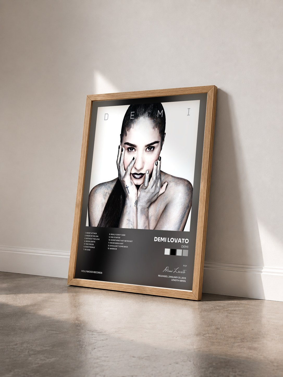 #bois Tableau de l'album Demi de Demi Lovato vu de trois quarts, cadre en bois brut