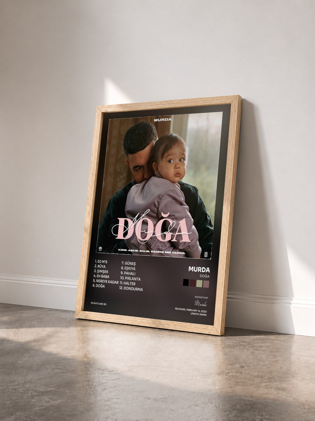 #bois Tableau de l'album DOĞA de Murda vu de trois quarts, cadre en bois brut