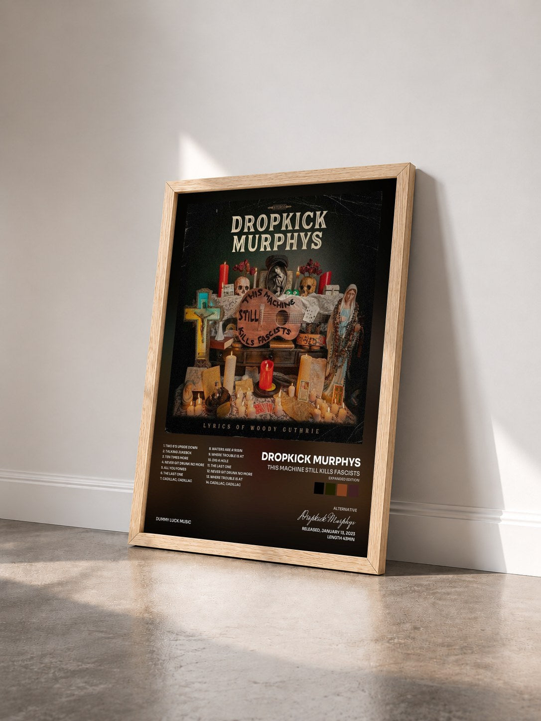 #bois Tableau de l'album This Machine Still Kills Fascists (Expanded Edition) de Dropkick Murphys vu de trois quarts, cadre en bois brut