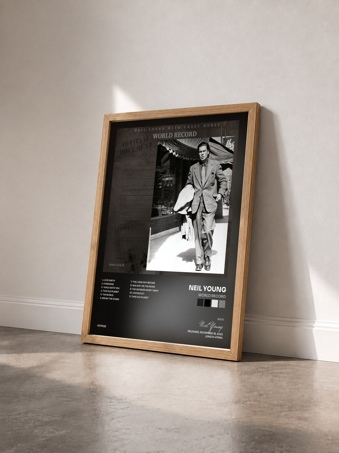 #bois Tableau de l'album World Record de Neil Young vu de trois quarts, cadre en bois brut