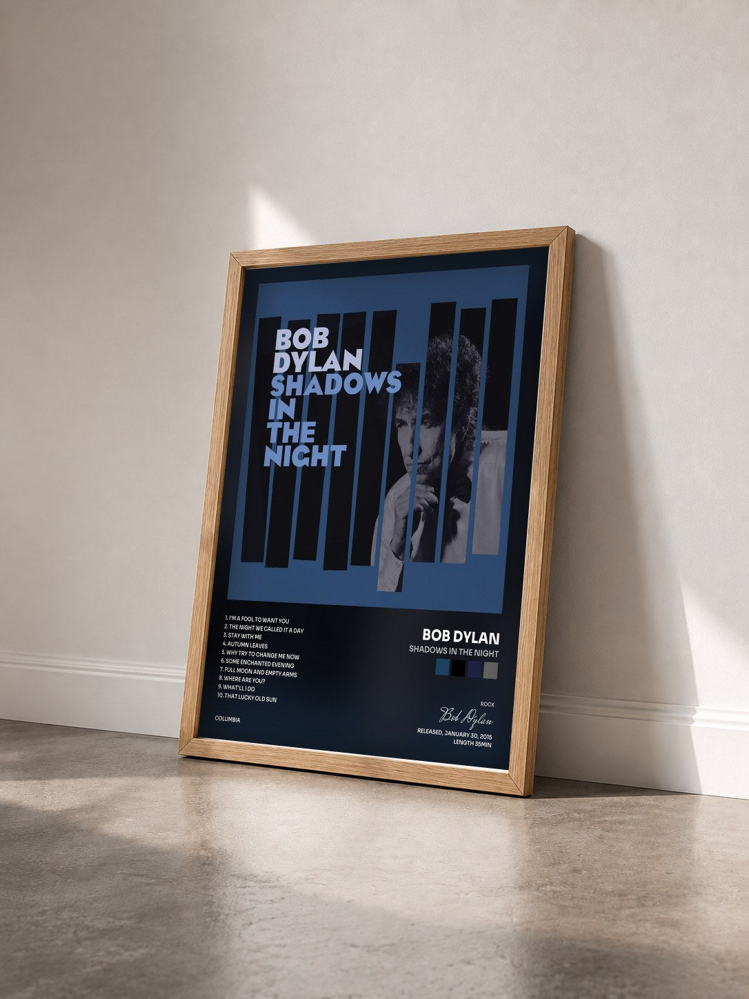 #bois Tableau de l'album Shadows in the Night de Bob Dylan vu de trois quarts, cadre en bois brut