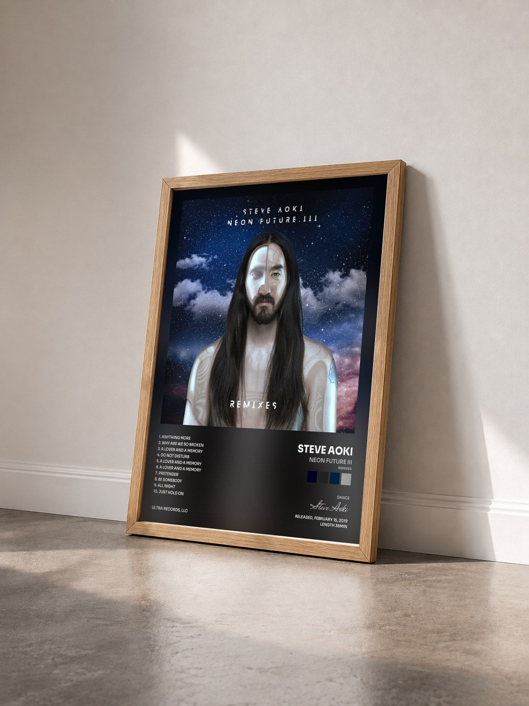 #bois Tableau de l'album Neon Future III (Remixes) de Steve Aoki vu de trois quarts, cadre en bois brut