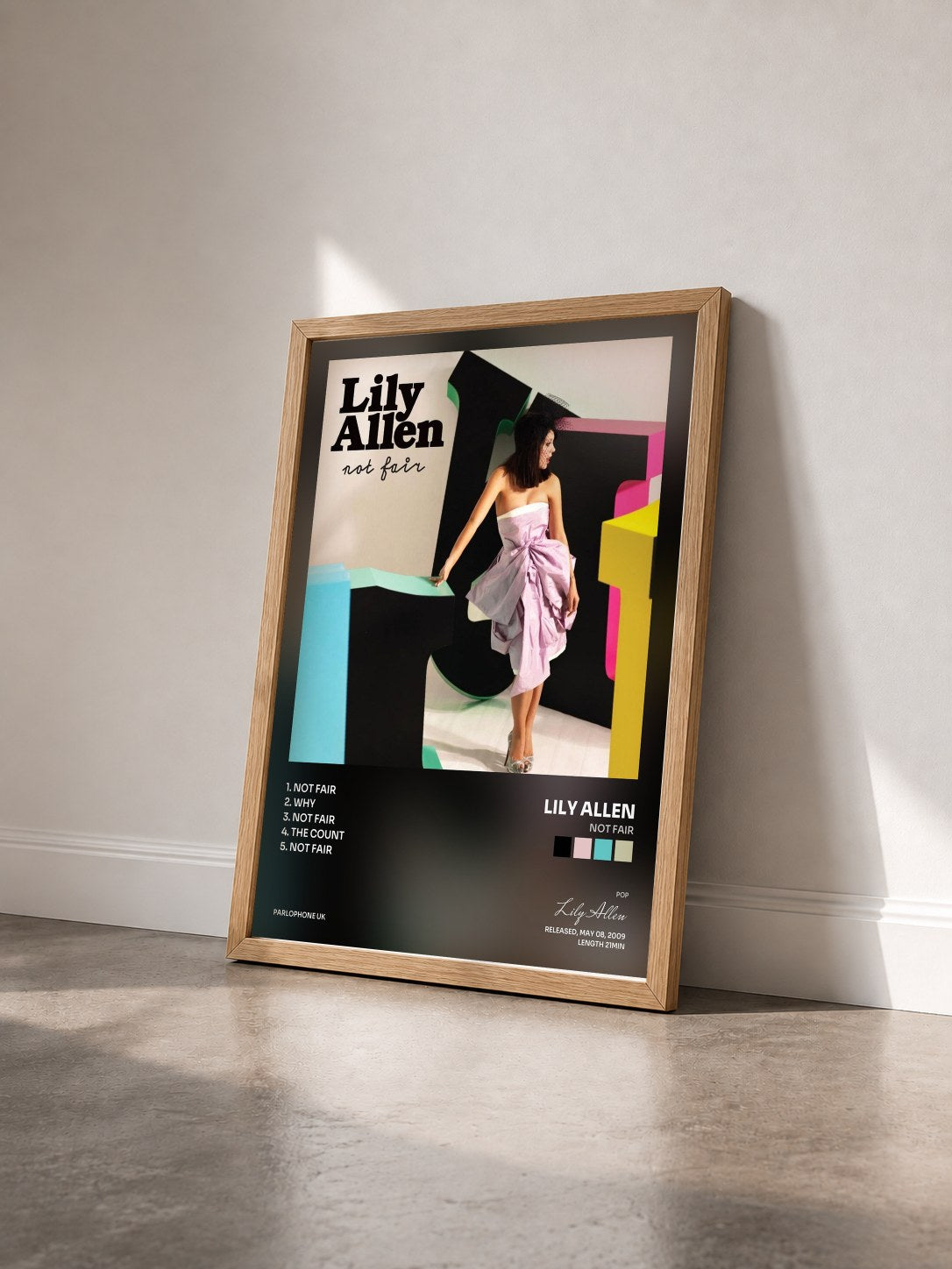 #bois Tableau de l'album Not Fair de Lily Allen vu de trois quarts, cadre en bois brut
