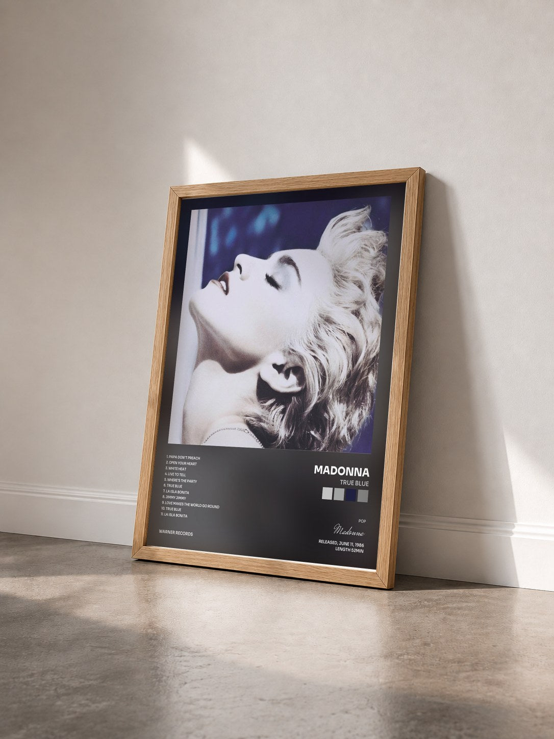 #bois Tableau de l'album True Blue de Madonna vu de trois quarts, cadre en bois brut