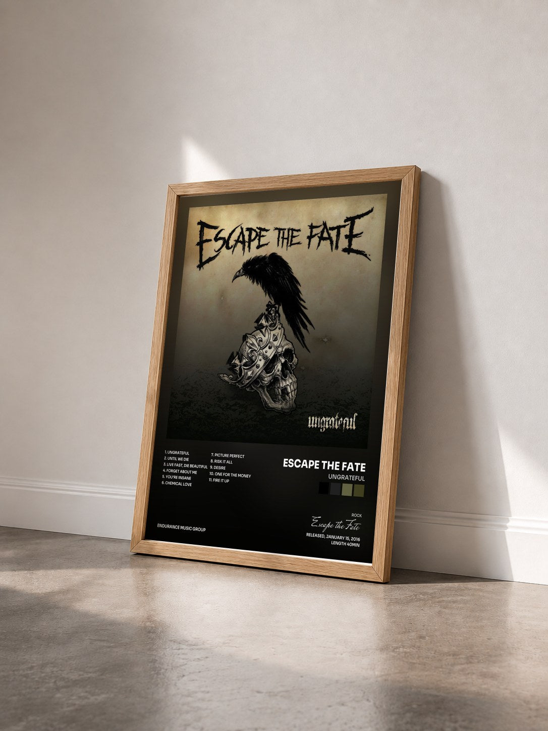#bois Tableau de l'album Ungrateful de Escape the Fate vu de trois quarts, cadre en bois brut