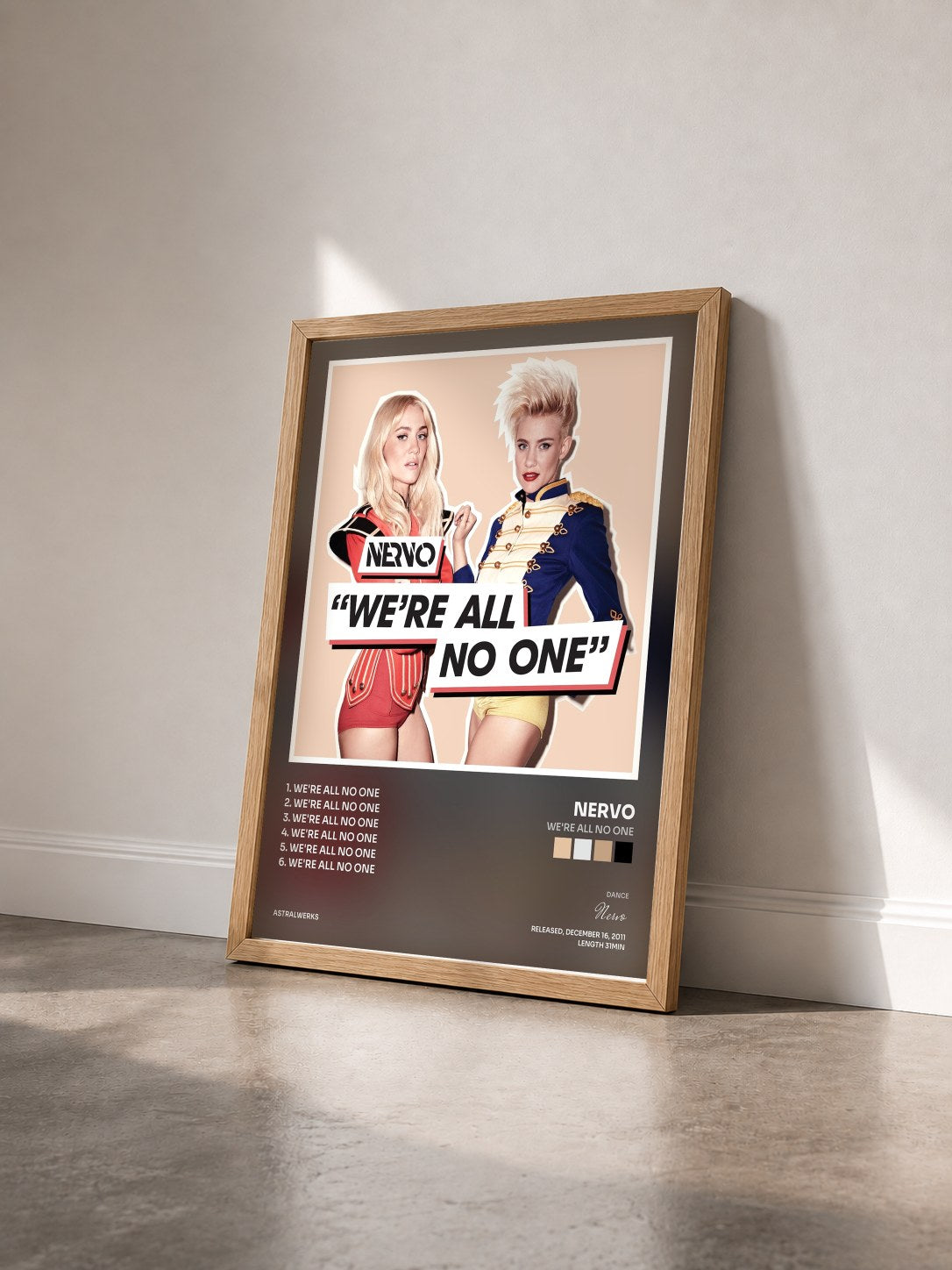 #bois Tableau de l'album We're All No One de Nervo vu de trois quarts, cadre en bois brut