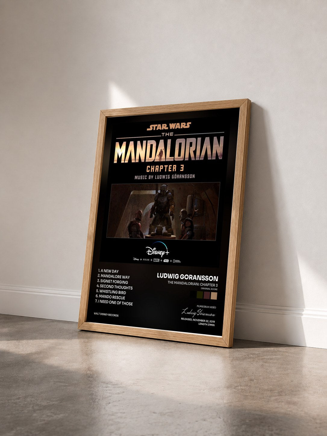 #bois Tableau de l'album The Mandalorian: Chapter 3 (Original Score) de Ludwig Goransson vu de trois quarts, cadre en bois brut