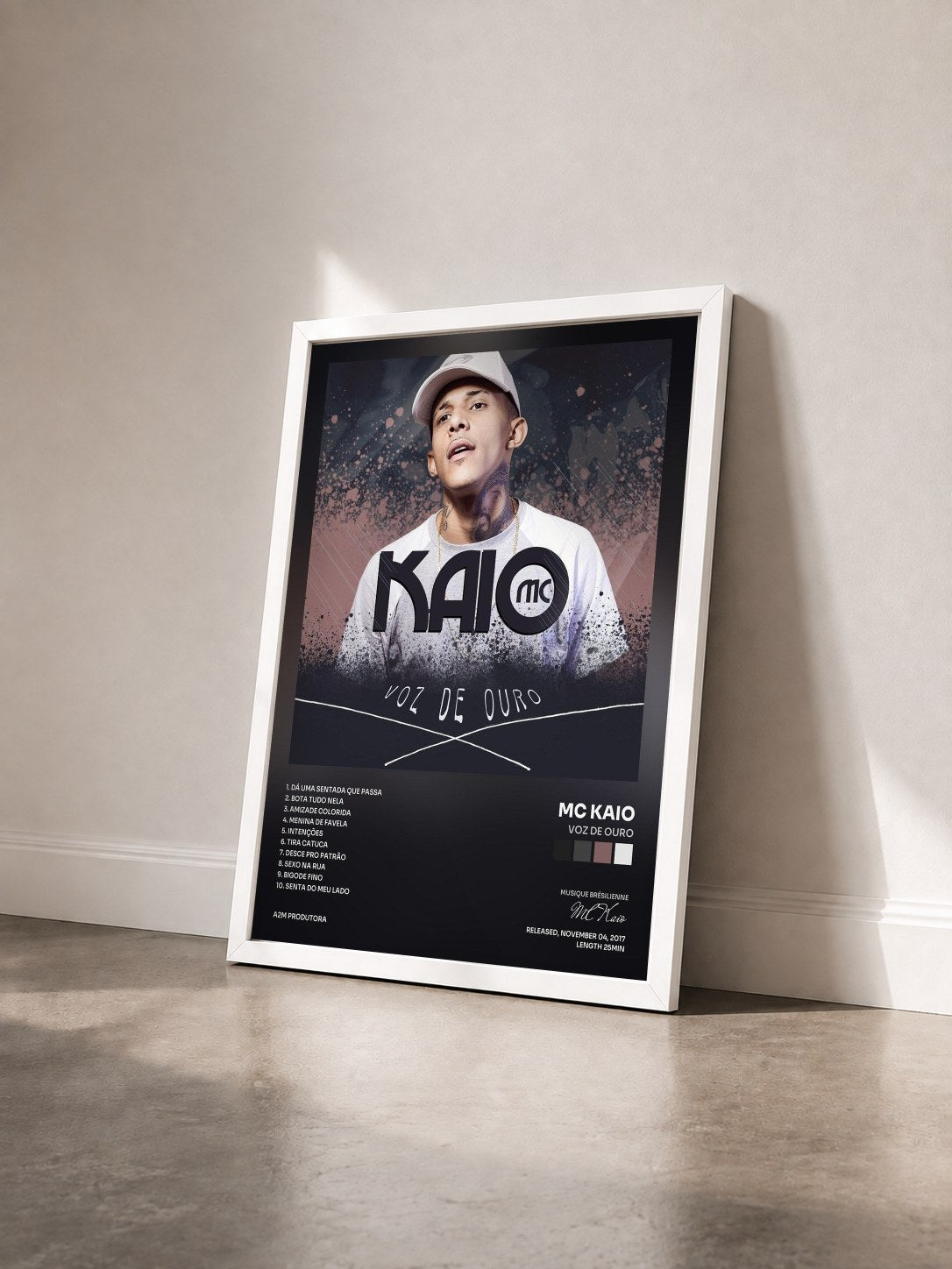 #blanc Tableau de l'album Voz de Ouro de MC Kaio vu de trois quarts, cadre blanc