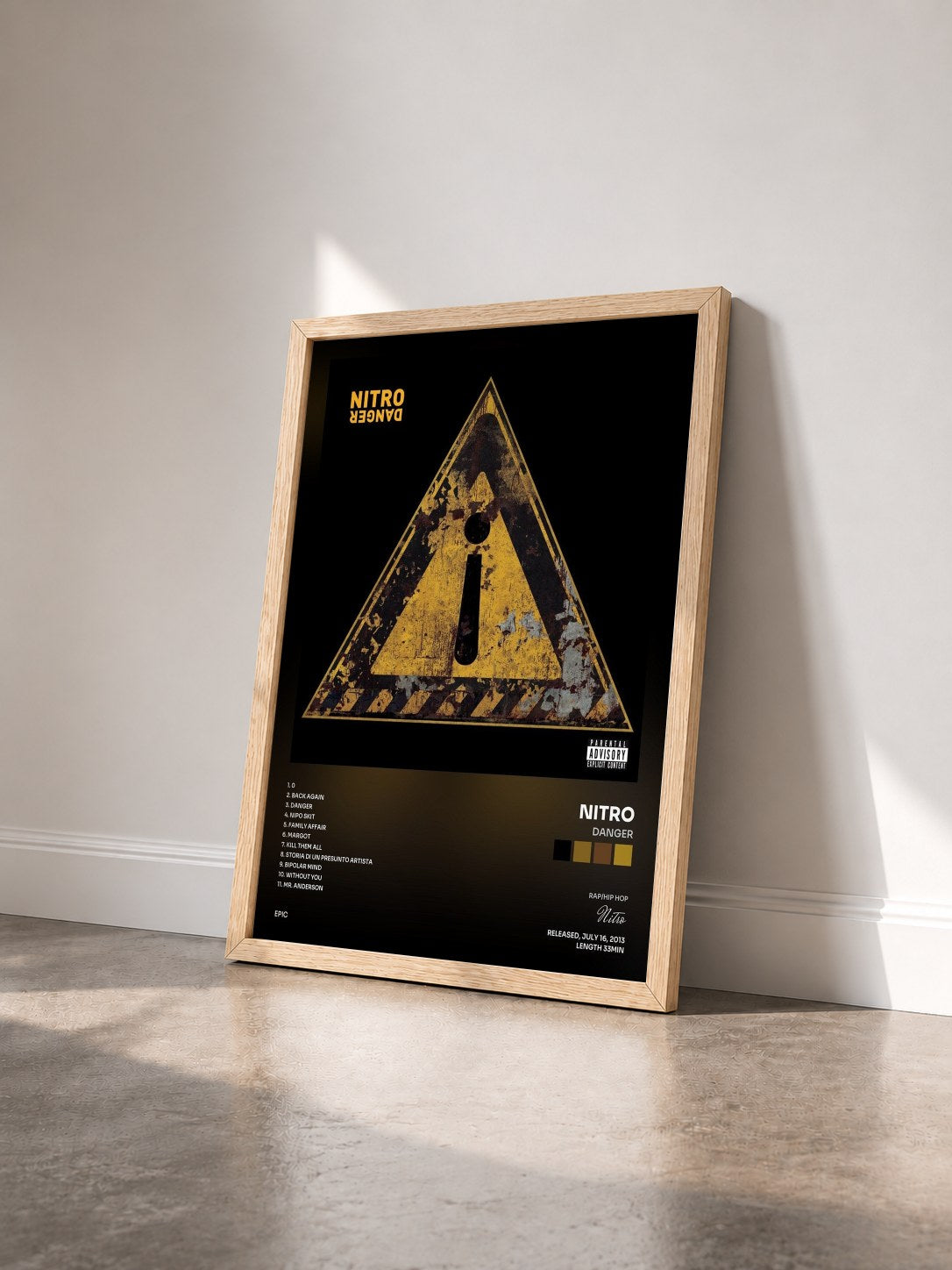 #bois Tableau de l'album Danger de Nitro vu de trois quarts, cadre en bois brut