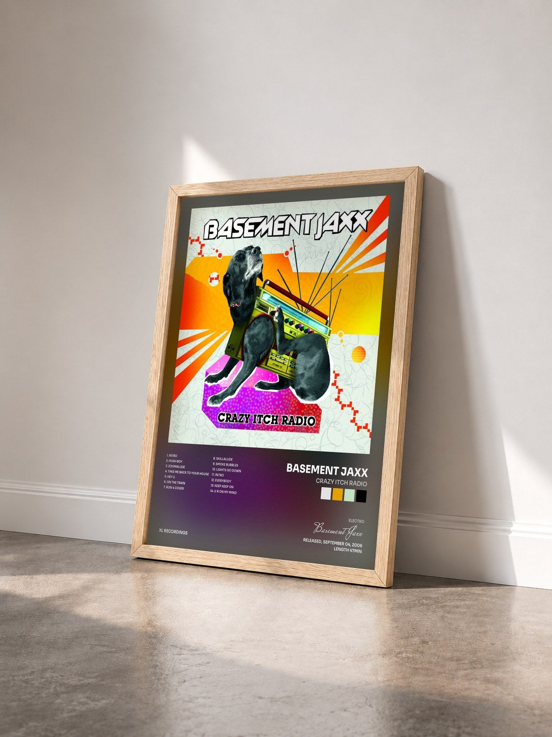 #bois Tableau de l'album Crazy Itch Radio de Basement Jaxx vu de trois quarts, cadre en bois brut