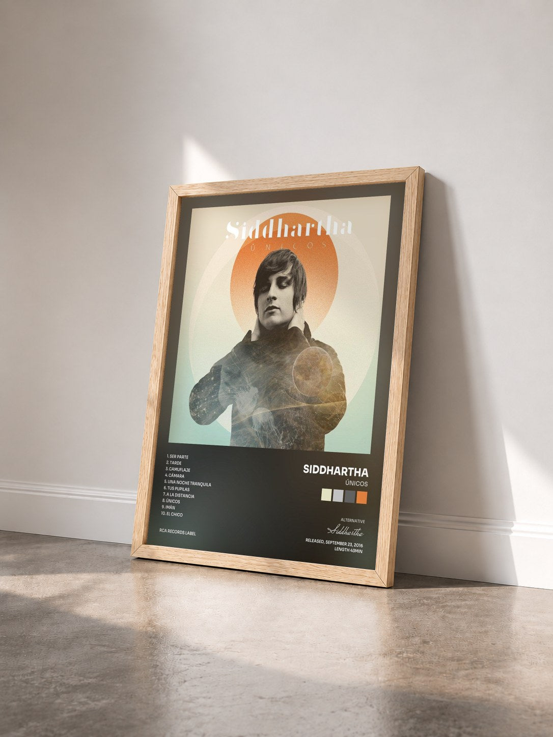 #bois Tableau de l'album Únicos de Siddhartha vu de trois quarts, cadre en bois brut