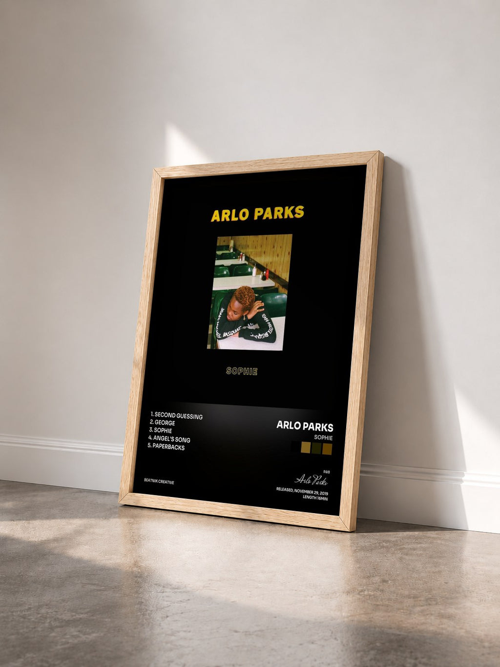 #bois Tableau de l'album Sophie de Arlo Parks vu de trois quarts, cadre en bois brut