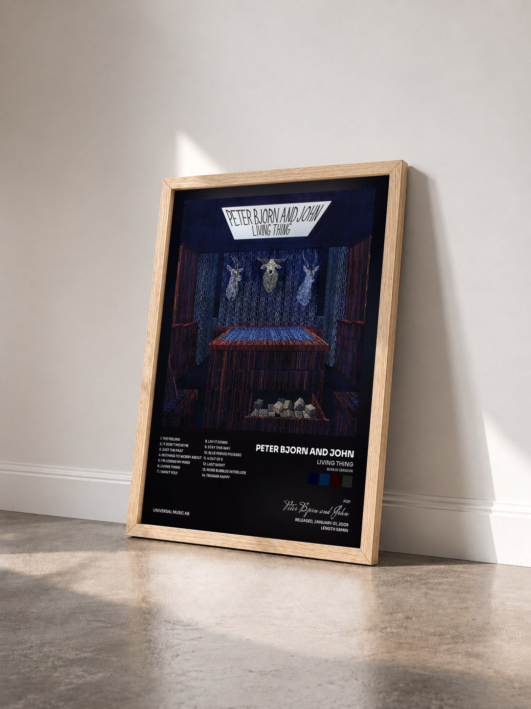 #bois Tableau de l'album Living Thing (Bonus Version) de Peter Bjorn and John vu de trois quarts, cadre en bois brut