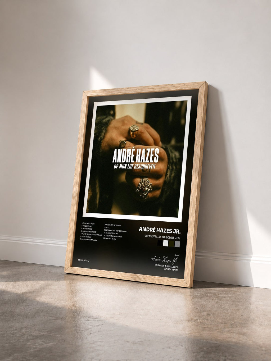 #bois Tableau de l'album Op Mijn Lijf Geschreven de André Hazes Jr. vu de trois quarts, cadre en bois brut