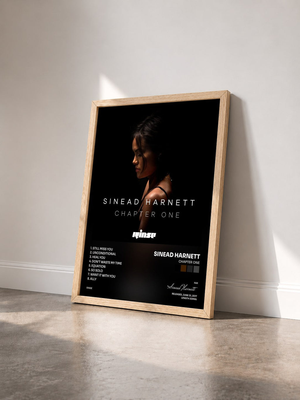#bois Tableau de l'album Chapter One de Sinead Harnett vu de trois quarts, cadre en bois brut