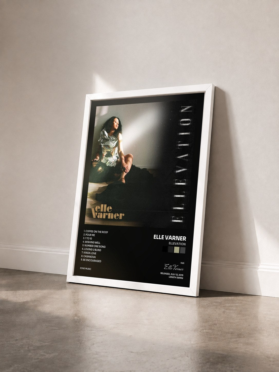 #blanc Tableau de l'album Ellevation de Elle Varner vu de trois quarts, cadre blanc
