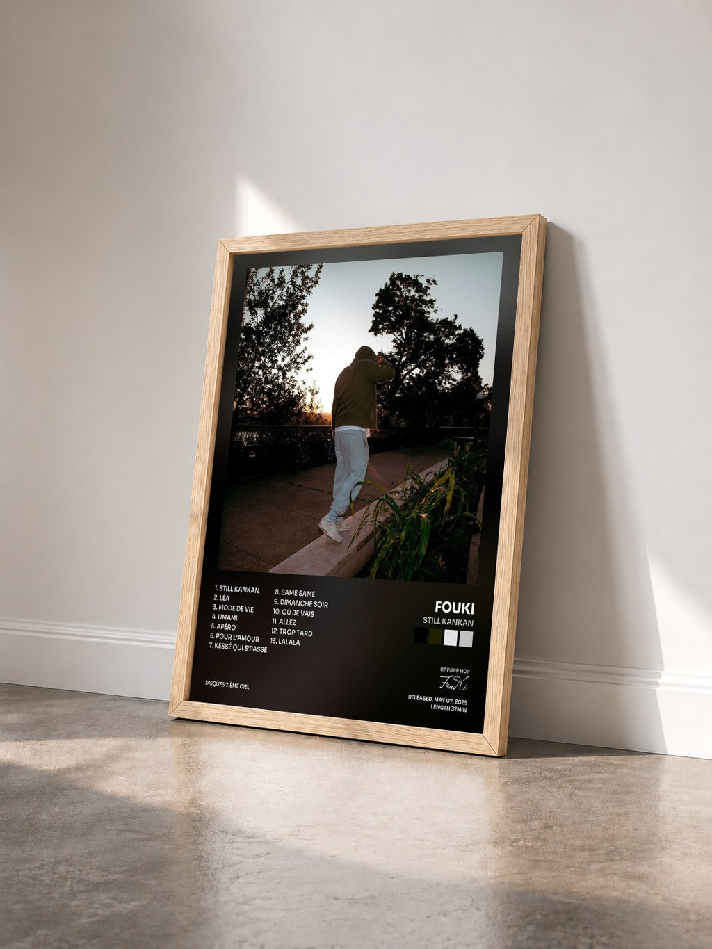 #bois Tableau de l'album Still Kankan de FouKi vu de trois quarts, cadre en bois brut
