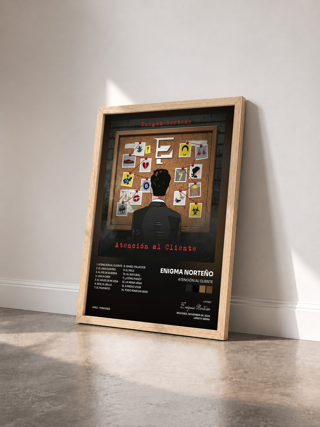 #bois Tableau de l'album Atención Al Cliente de Enigma Norteño vu de trois quarts, cadre en bois brut