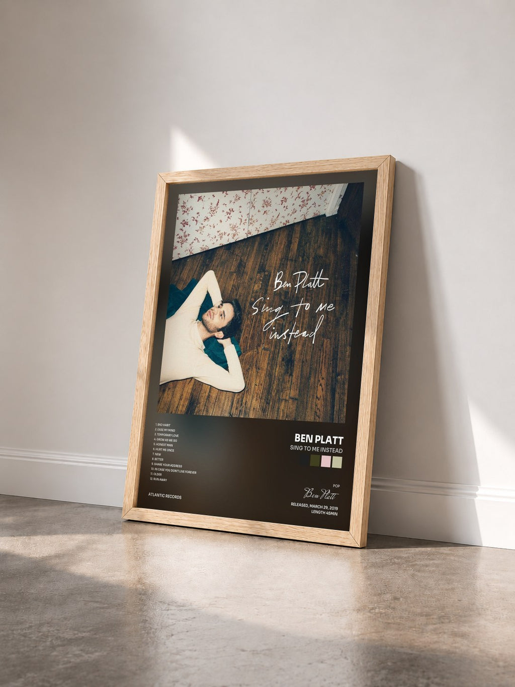 #bois Tableau de l'album Sing To Me Instead de Ben Platt vu de trois quarts, cadre en bois brut