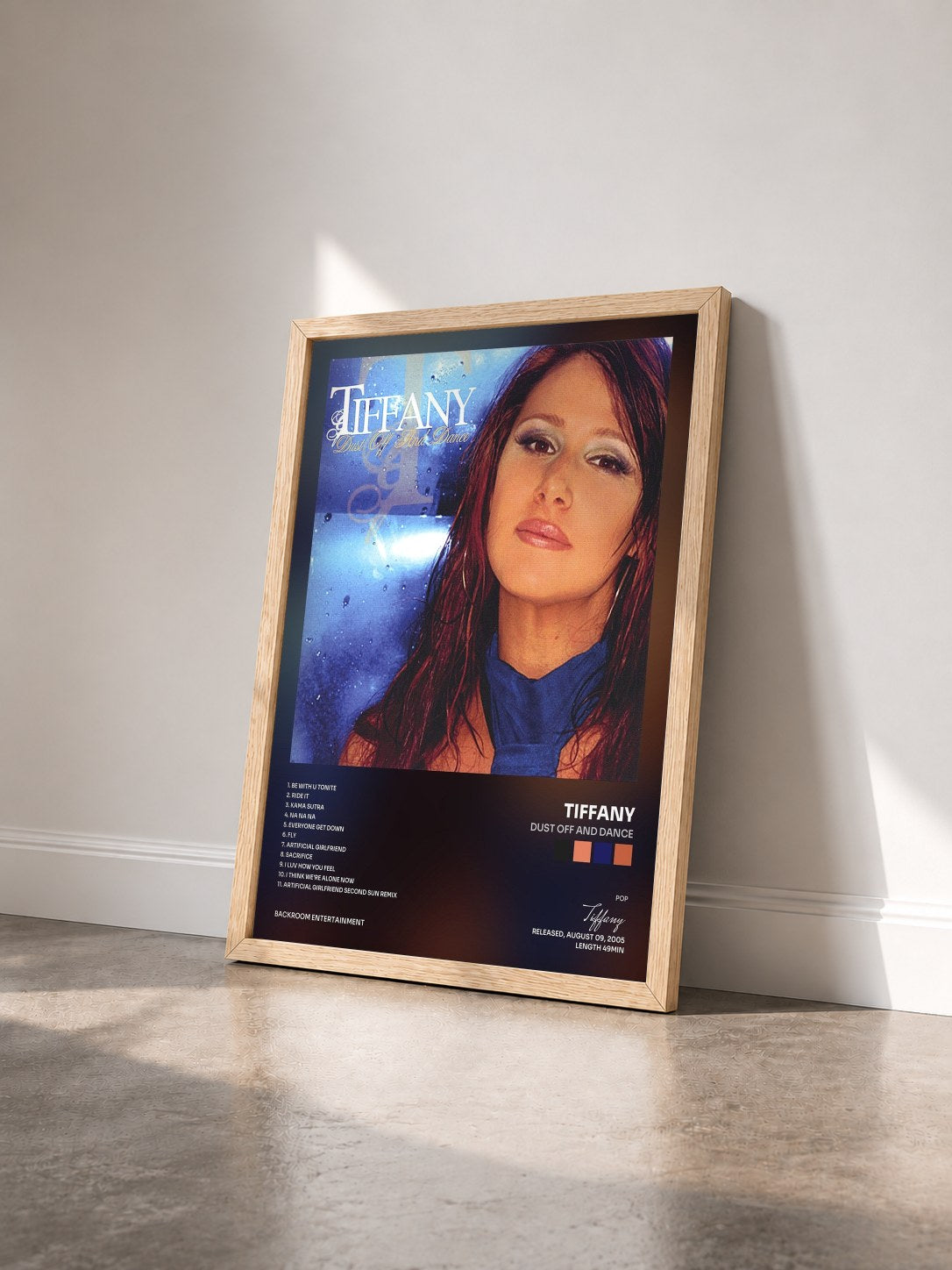 #bois Tableau de l'album Dust Off And Dance de Tiffany vu de trois quarts, cadre en bois brut