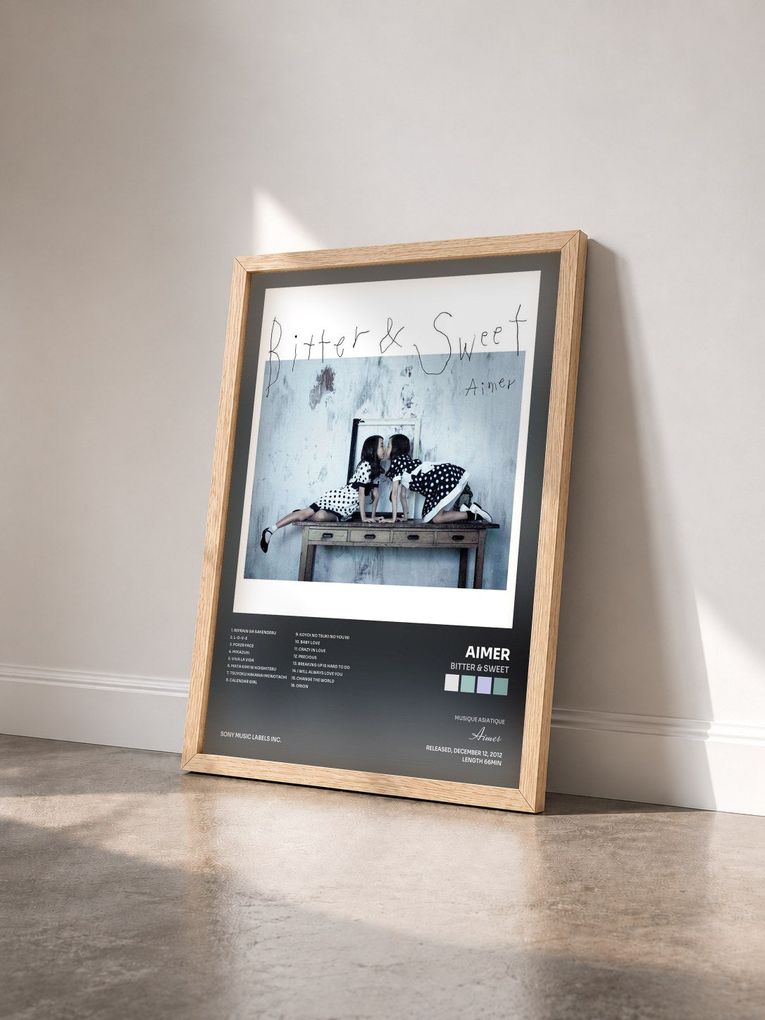 #bois Tableau de l'album Bitter & Sweet de Aimer vu de trois quarts, cadre en bois brut