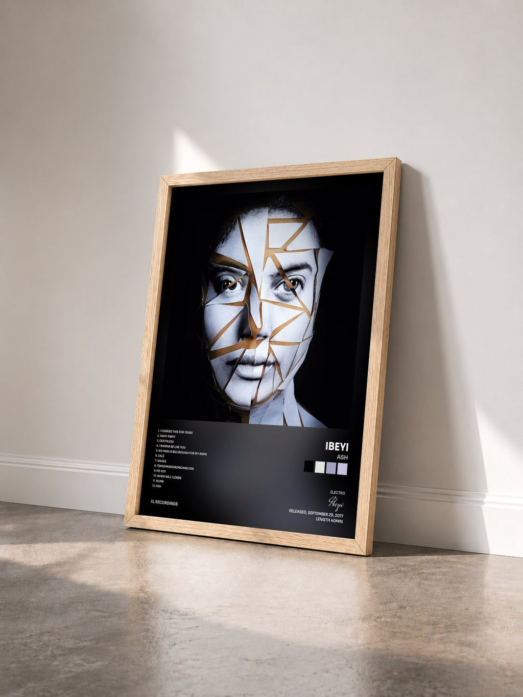 #bois Tableau de l'album Ash de Ibeyi vu de trois quarts, cadre en bois brut