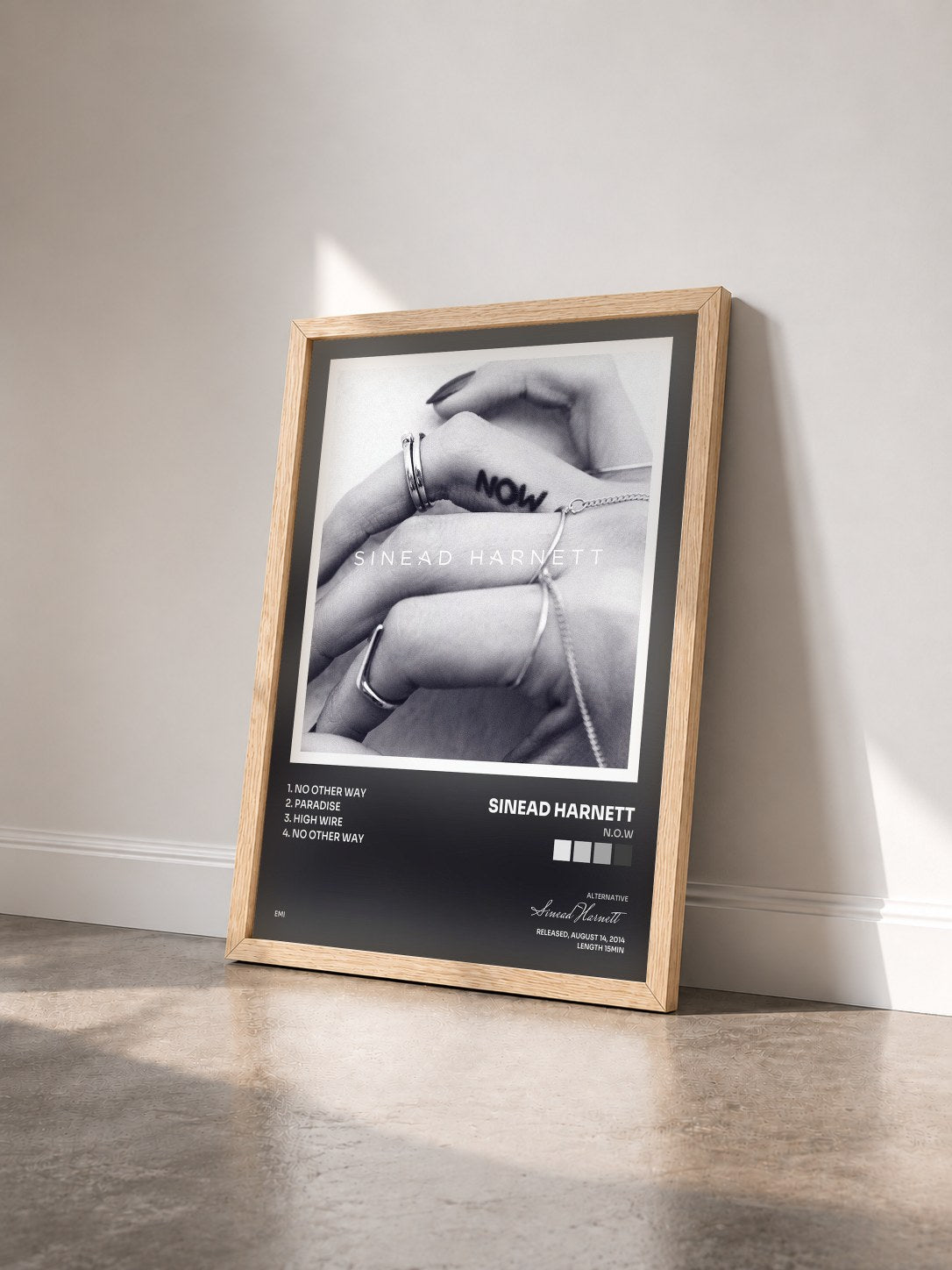 #bois Tableau de l'album N.O.W de Sinead Harnett vu de trois quarts, cadre en bois brut